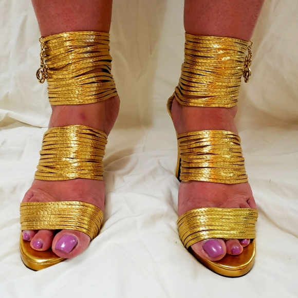 Apple Bottoms size 9 3 rings of multiple gold strapping - Picture 2 of 6